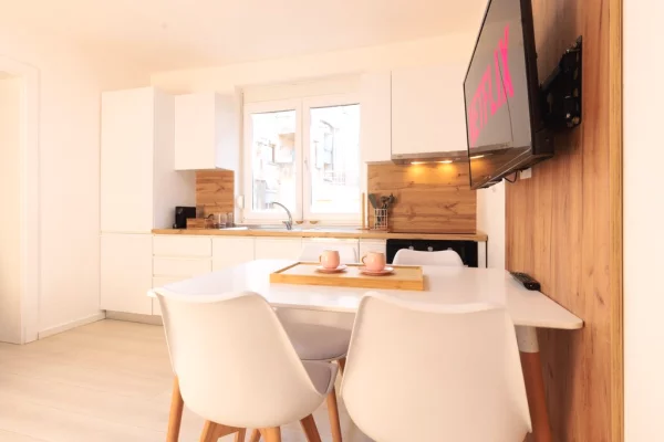 Shtepi ne shitje Apartament ne Tirane, 3+1, Mobilimi E mobiluar, Pagesa 215,000  Euro.