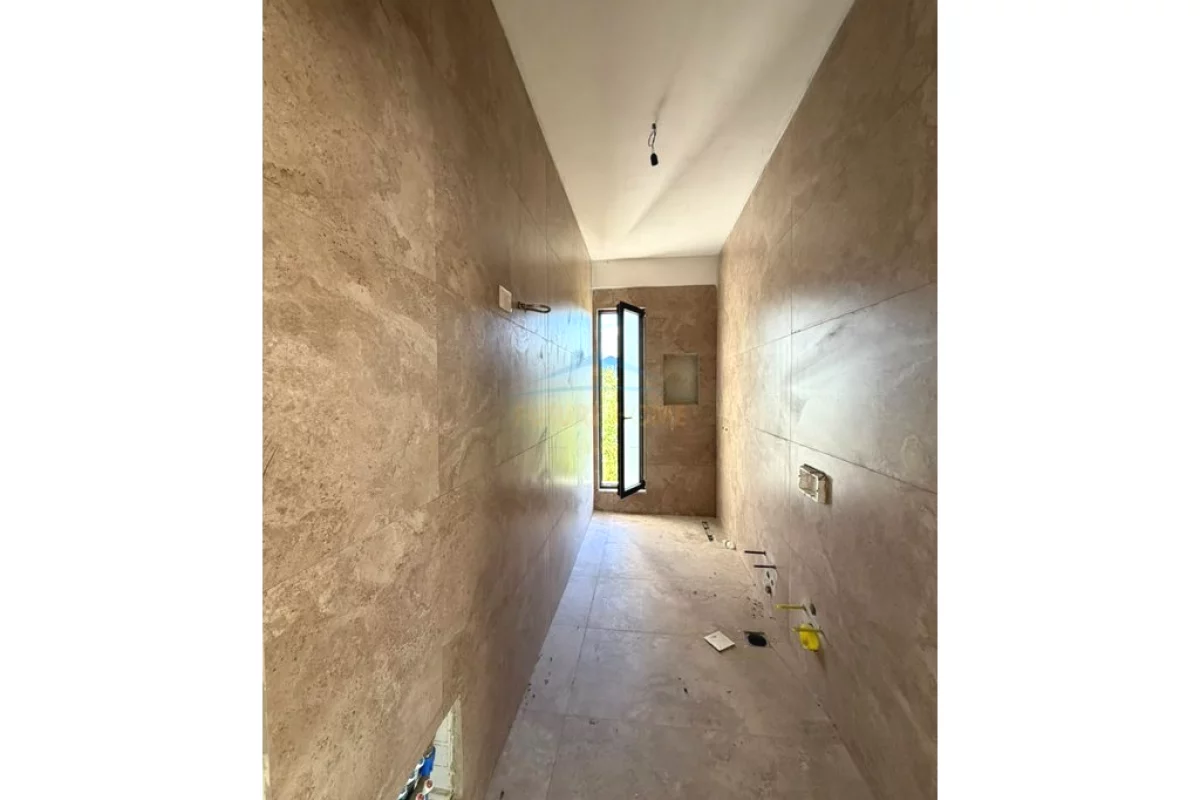Shtepi ne shitje Duplex(shtepi me 2 kate) ne Tirane, 3+1, Mobilimi Bosh, pa mobiluar, Pagesa 500,000  Euro.