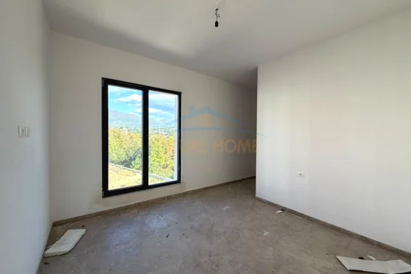 Shtepi ne shitje Duplex(shtepi me 2 kate) ne Tirane, 3+1, Mobilimi Bosh, pa mobiluar, Pagesa 500,000  Euro.