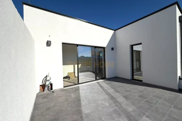 Shtepi ne shitje Duplex(shtepi me 2 kate) ne Tirane, 3+1, Mobilimi Bosh, pa mobiluar, Pagesa 500,000  Euro.
