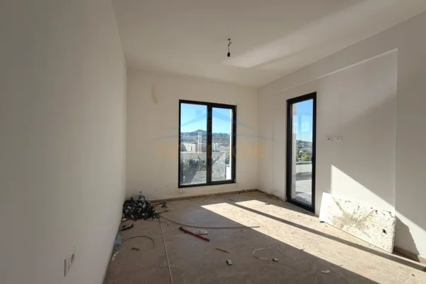Shtepi ne shitje Duplex(shtepi me 2 kate) ne Tirane, 3+1, Mobilimi Bosh, pa mobiluar, Pagesa 500,000  Euro.