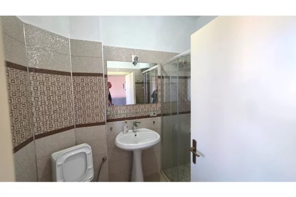 Shtepi me qera Apartament ne Tirane, 2+1, Mobilimi E mobiluar, Pagesa 70,000  Leke.