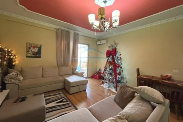 Shtepi ne shitje Apartament ne Tirane, 2+1, Mobilimi E mobiluar, Pagesa 300,000  Euro.