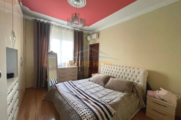 Shtepi ne shitje Apartament ne Tirane, 2+1, Mobilimi E mobiluar, Pagesa 300,000  Euro.