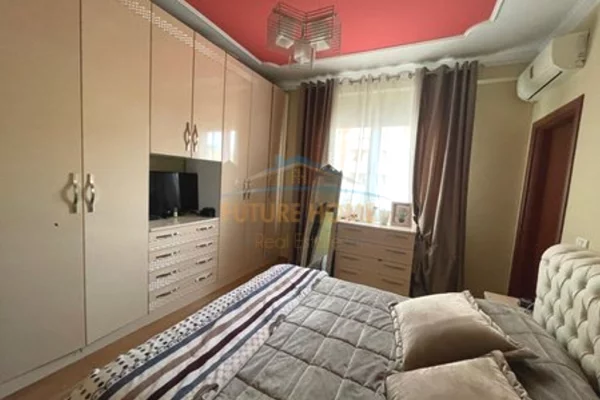 Shtepi ne shitje Apartament ne Tirane, 2+1, Mobilimi E mobiluar, Pagesa 300,000  Euro.