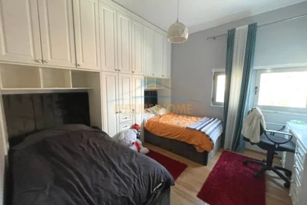 Shtepi ne shitje Apartament ne Tirane, 2+1, Mobilimi E mobiluar, Pagesa 300,000  Euro.