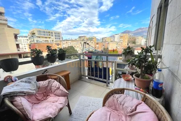 Shtepi ne shitje Apartament ne Tirane, 2+1, Mobilimi E mobiluar, Pagesa 300,000  Euro.