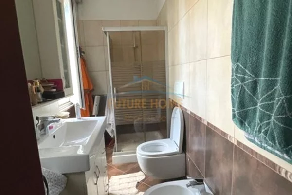 Shtepi ne shitje Apartament ne Tirane, 2+1, Mobilimi E mobiluar, Pagesa 300,000  Euro.