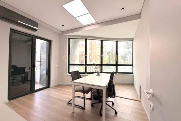 AMBIENT KOMERCIAL 80 M² – IDEAL PËR ZYRA, RRUGA E ELBASANIT