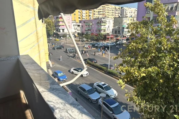 Shitet Apartament 2+1+ballkon te 21 Dhjetori