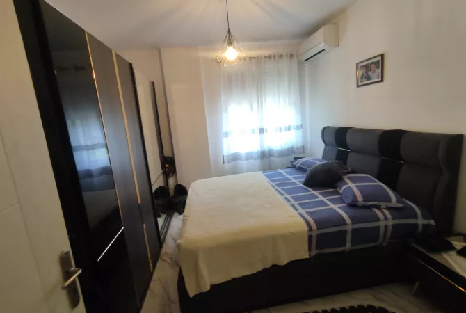 Shtepi me qera Apartament ne Tirane, 2+1, Mobilimi E mobiluar, Pagesa 300  Euro.