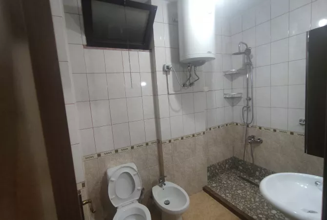 Shtepi me qera Apartament ne Tirane, 2+1, Mobilimi E mobiluar, Pagesa 300  Euro.