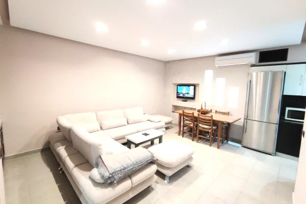 Shtepi me qera Apartament ne Tirane, 2+1, Mobilimi E mobiluar, Pagesa 300  Euro.