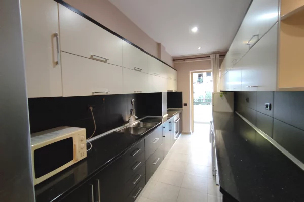 Shtepi me qera Apartament ne Tirane, 2+1, Mobilimi E mobiluar, Pagesa 300  Euro.