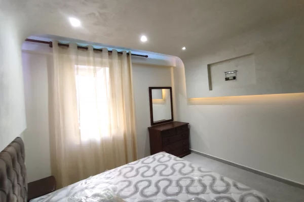 Shtepi me qera Apartament ne Tirane, 2+1, Mobilimi E mobiluar, Pagesa 300  Euro.