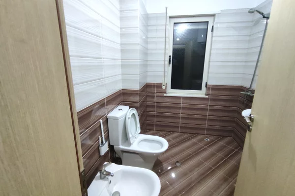 Shtepi me qera Apartament ne Tirane, 2+1, Mobilimi E mobiluar, Pagesa 300  Euro.
