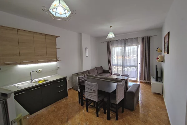Shtepi me qera 2+1 ne Tirane - 400 Euro