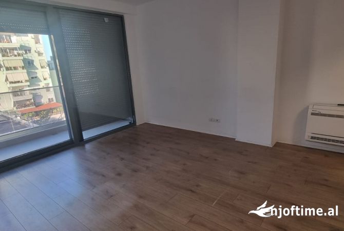 Ambiente Commerciale in Affitto 3+1 a Tirana - 1,400 Euro