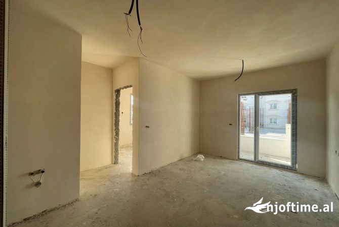 Shtepi ne shitje Apartament ne Durres, 2+1, Mobilimi Bosh, pa mobiluar, Pagesa 102,000  Euro.