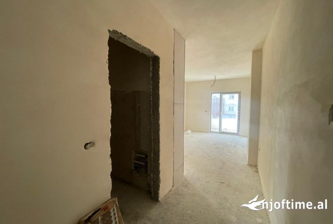 Shtepi ne shitje Apartament ne Durres, 2+1, Mobilimi Bosh, pa mobiluar, Pagesa 102,000  Euro.