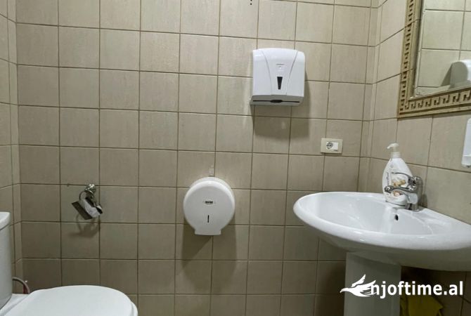 Jepet me qira ambjent biznesi tek Rruga Elbasanit