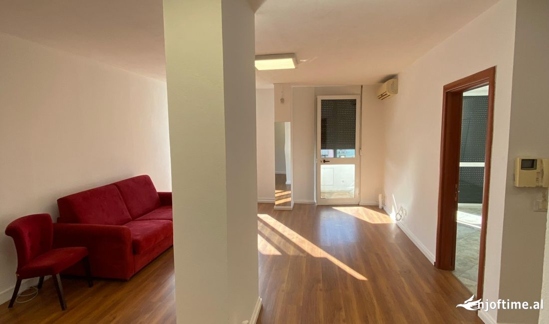 Jepet me qira ambjent per zyra ne bllok