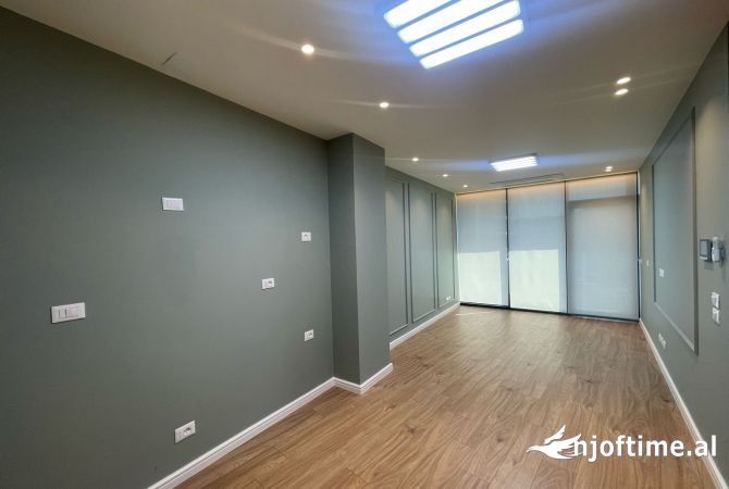 Jepet me qira 2+1 per zyra tek Lake View Residence