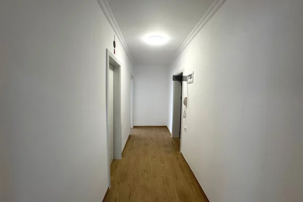 Zyre me qera tek Pazari i Ri
