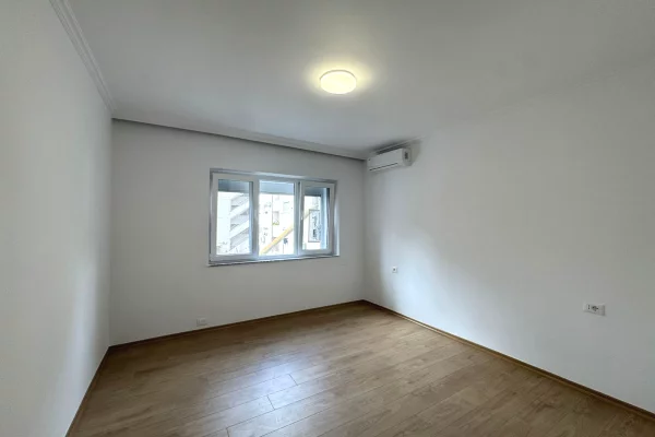 Zyre me qera tek Pazari i Ri