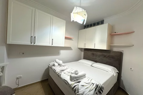 Shtepi me qera Apartament ne Tirane, 2+1, Mobilimi E mobiluar, Pagesa 80,000  Leke.