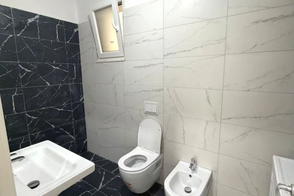 Shtepi me qera Apartament ne Tirane, 2+1, Mobilimi E mobiluar, Pagesa 60,000  Leke.