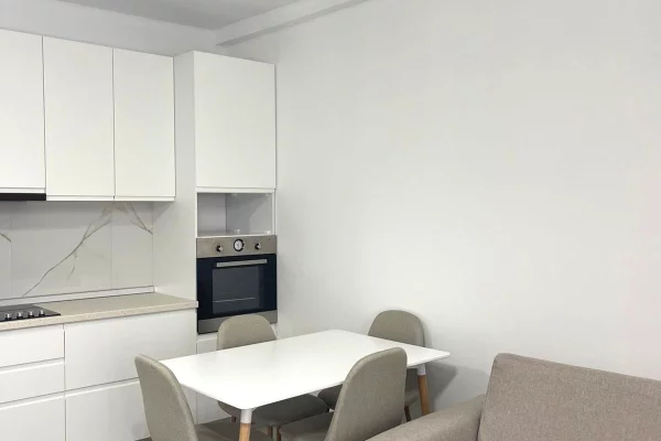 Shtepi me qera Apartament ne Tirane, 3+1, Mobilimi E mobiluar, Pagesa 50,000  Leke.