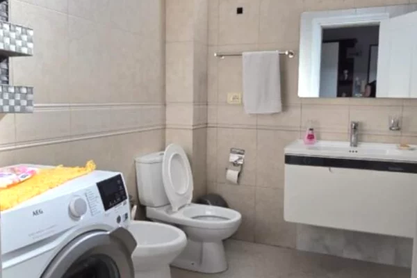 Shtepi me qera Apartament ne Tirane, 2+1, Mobilimi E mobiluar, Pagesa 65,000  Leke.