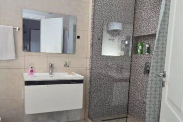 Shtepi me qera Apartament ne Tirane, 2+1, Mobilimi E mobiluar, Pagesa 65,000  Leke.