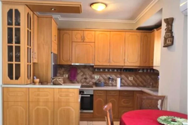 Shtepi me qera Apartament ne Tirane, 2+1, Mobilimi E mobiluar, Pagesa 65,000  Leke.