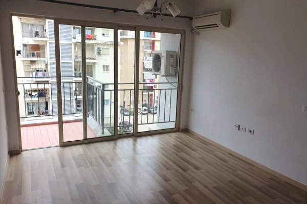 Shtepi me qera Apartament ne Tirane, 1+1, Mobilimi Bosh, pa mobiluar, Pagesa 45,000  Leke.