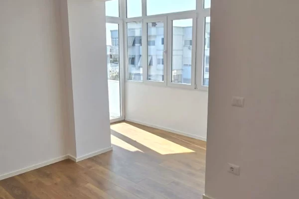 Shtepi me qera Apartament ne Tirane, 1+1, Mobilimi Bosh, pa mobiluar, Pagesa 165,000  Euro.