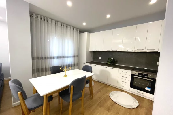 Shtepi me qera Apartament ne Tirane, 2+1, Mobilimi E mobiluar, Pagesa 97,000  Leke.