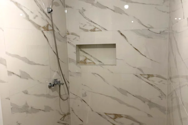 Shtepi me qera Apartament ne Tirane, 2+1, Mobilimi Bosh, pa mobiluar, Pagesa 70,000  Leke.