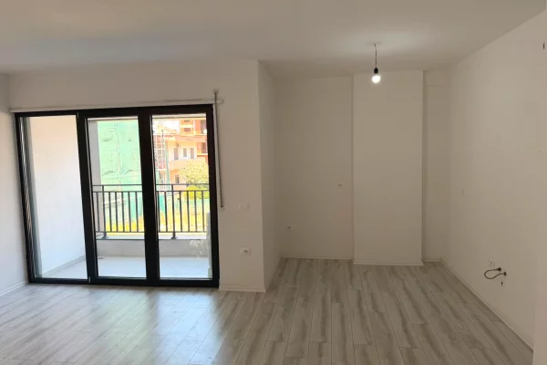 Shtepi me qera Apartament ne Tirane, 2+1, Mobilimi Bosh, pa mobiluar, Pagesa 70,000  Leke.