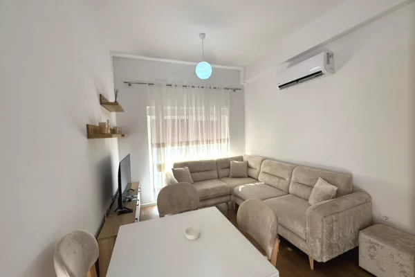 Shtepi me qera Apartament ne Tirane, 1+1, Mobilimi E mobiluar, Pagesa 45,000  Leke.