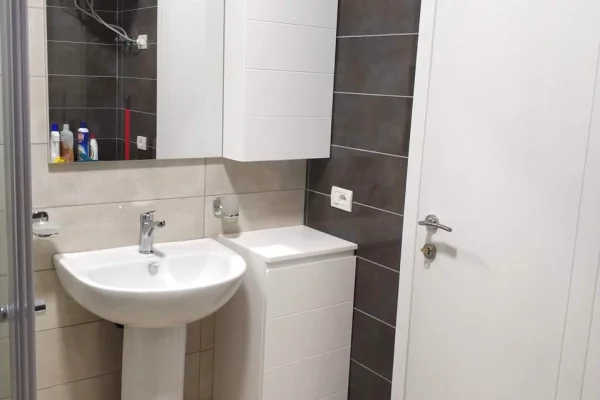 Shtepi me qera Apartament ne Tirane, 1+1, Mobilimi E mobiluar, Pagesa 65,000  Leke.
