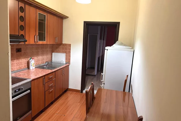 Shtepi me qera Apartament ne Tirane, 2+1, Mobilimi E mobiluar, Pagesa 50,000  Leke.