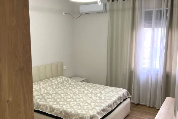 Shtepi me qera Apartament ne Tirane, 2+1, Mobilimi E mobiluar, Pagesa 900  Euro.