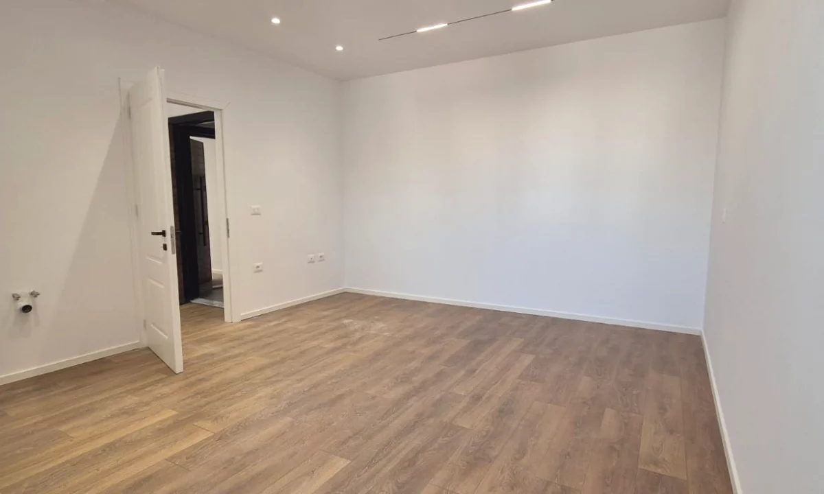 Shtepi ne shitje Apartament ne Tirane, 2+1, Mobilimi Bosh, pa mobiluar, Pagesa 198,000  Euro.