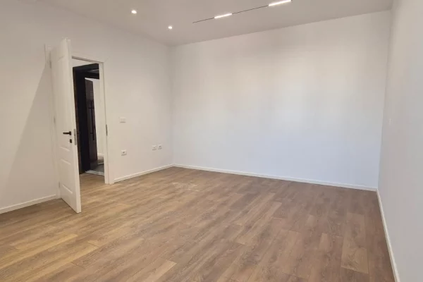 Apartament ne shitje 2+1 tek Komuna e Parisit