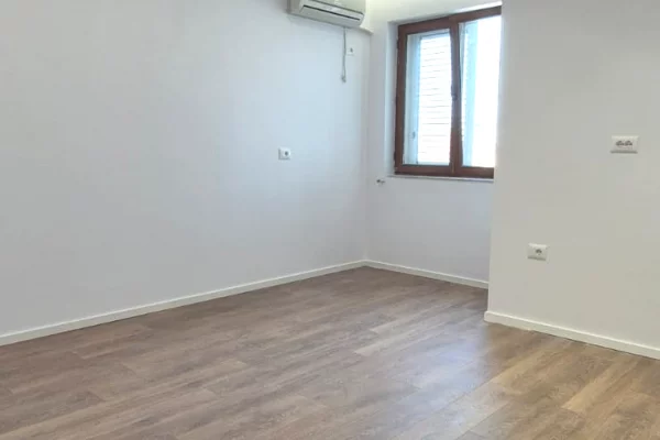 Shtepi ne shitje Apartament ne Tirane, 2+1, Mobilimi Bosh, pa mobiluar, Pagesa 198,000  Euro.
