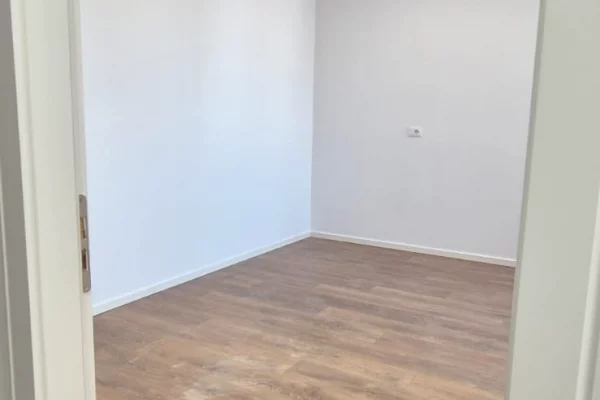 Shtepi ne shitje Apartament ne Tirane, 2+1, Mobilimi Bosh, pa mobiluar, Pagesa 198,000  Euro.