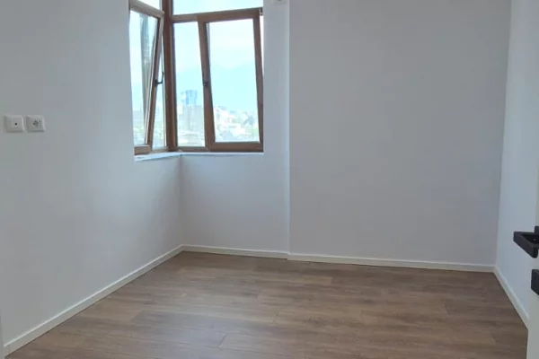 Shtepi ne shitje Apartament ne Tirane, 2+1, Mobilimi Bosh, pa mobiluar, Pagesa 198,000  Euro.