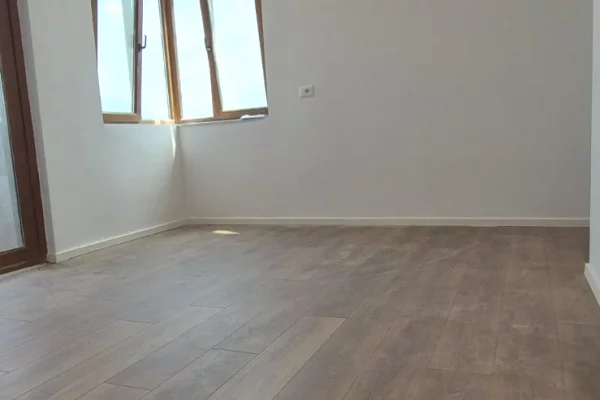 Shtepi ne shitje Apartament ne Tirane, 1+1, Mobilimi Bosh, pa mobiluar, Pagesa 143,000  Euro.